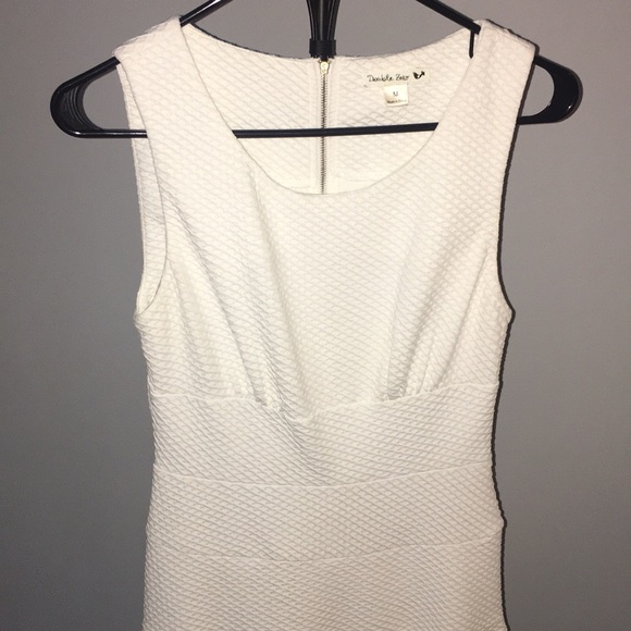 Pretty in White - Picture 2 of 5